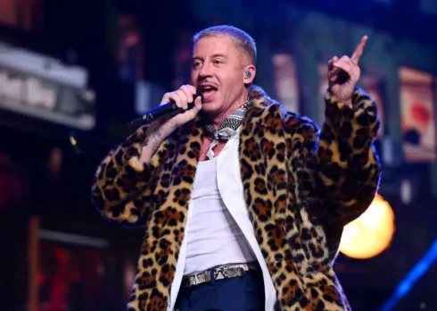 Macklemore fa salire una super fan sul palco, ma è ricercata dalla polizia