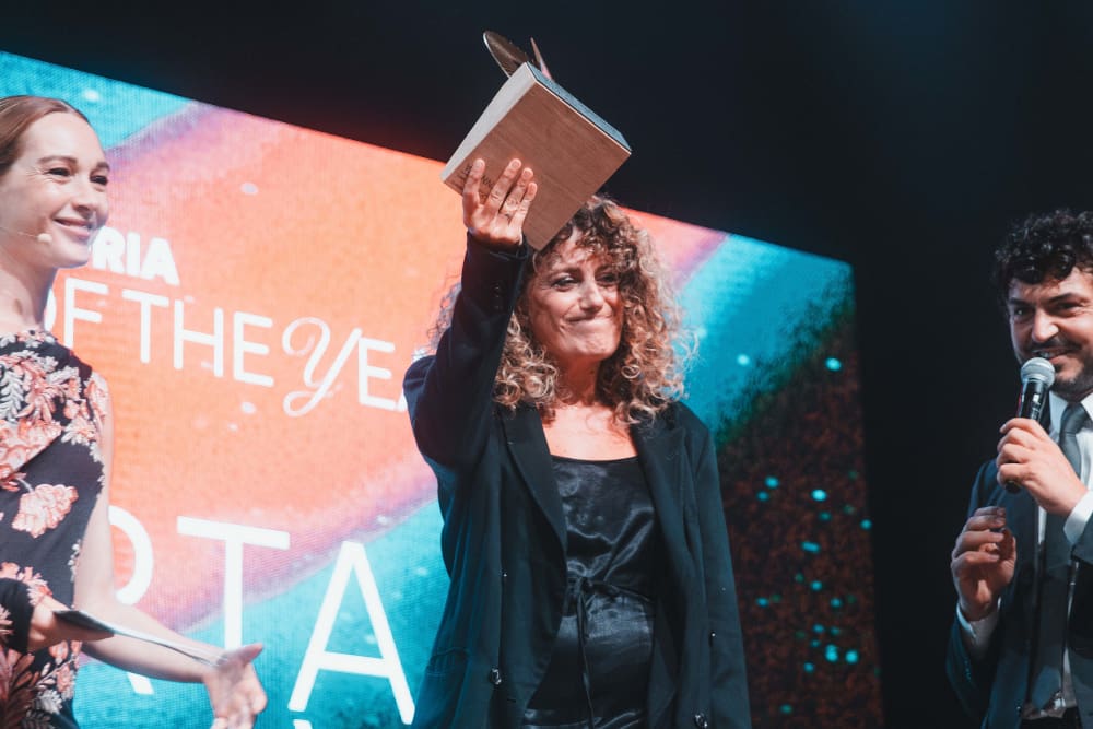 Cristiana Capotondi e Maurizio Lastrico consegnano a Marta Donà il premio Manager of the Year (foto di Camilla Pisoni)