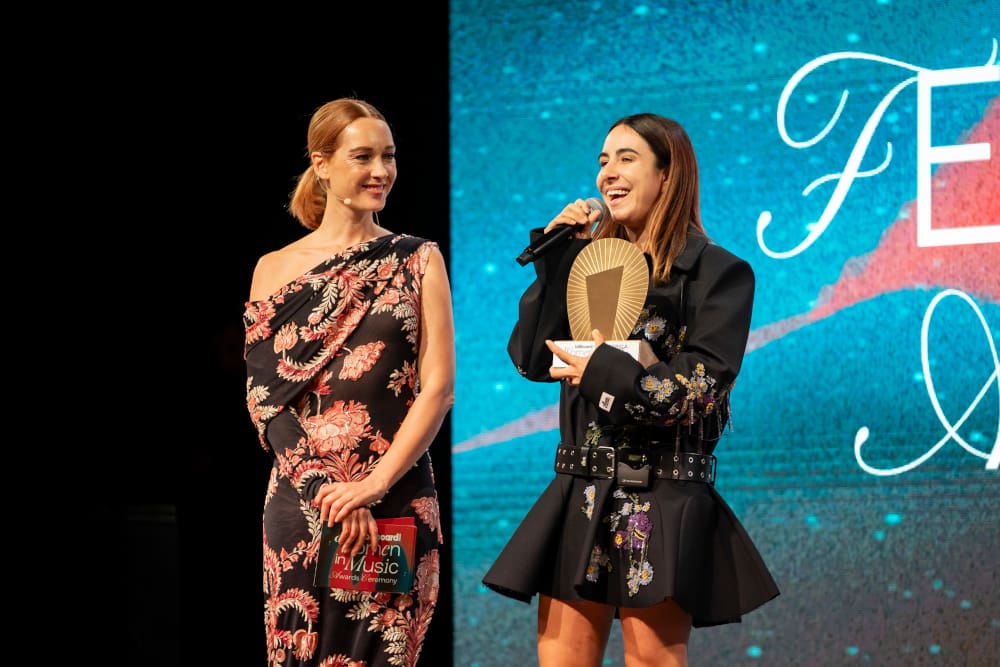 Cristiana Capotondi consegna il premio Songwriter of the Year a Federica Abbate (doto di Elena Di Vincenzo)