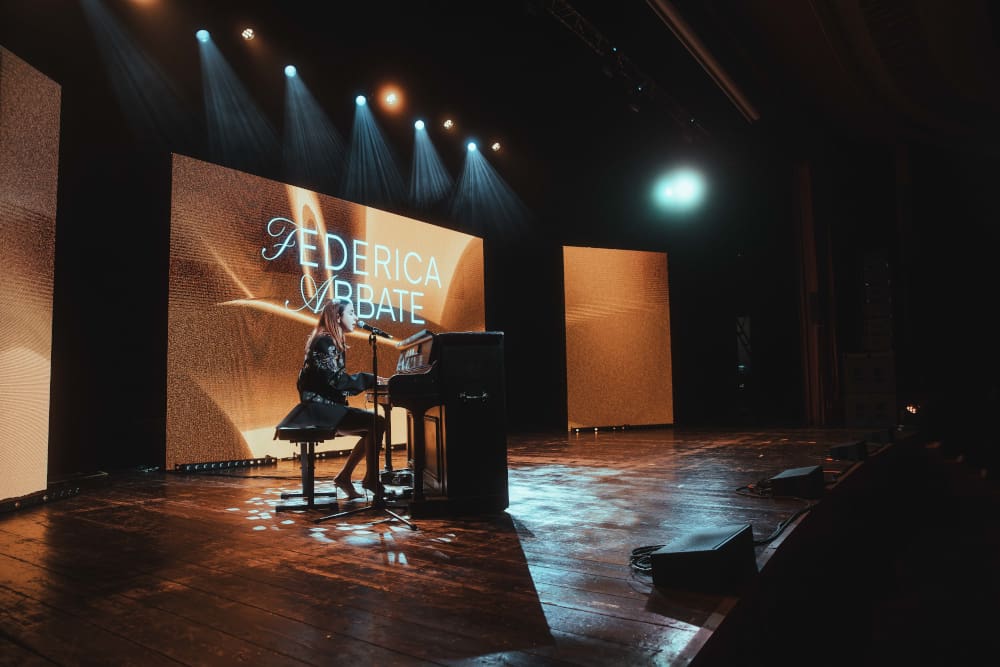 La performance piano e voce di Federica Abbate, dove ha cantato alcuni dei grandi successi da lei firmati (foto di Camilla Pisoni)