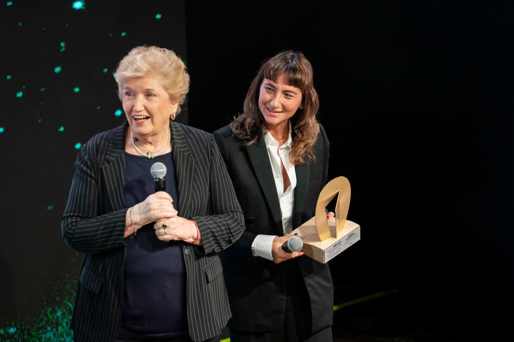 Mara Maionchi consegna a Sara Potente il premio A%R of the Year (foto di Elena Di Vincenzo)