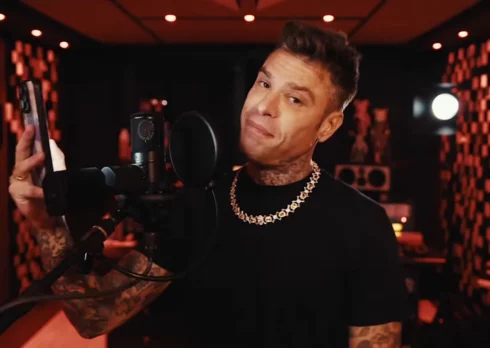 Fedez ha risposto a Tony Effe con “L’infanzia difficile di un benestante”: il dissing va avanti