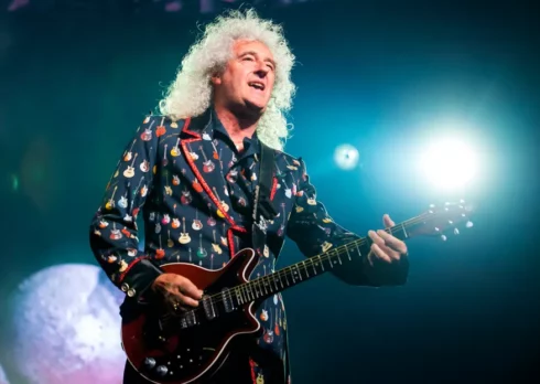 Brian May torna a suonare la chitarra dopo lo stop a causa di un ictus