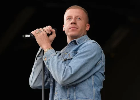 Macklemore, il “f-ck America”, l’espulsione dal Neon City Festival e il post di “scuse”