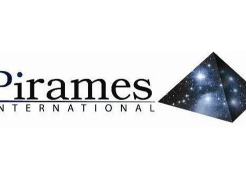 Mina firma con Pirames International