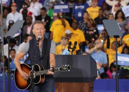 Bruce Springsteen al comizio di Kamala Harris: «Trump corre per diventare un tiranno»