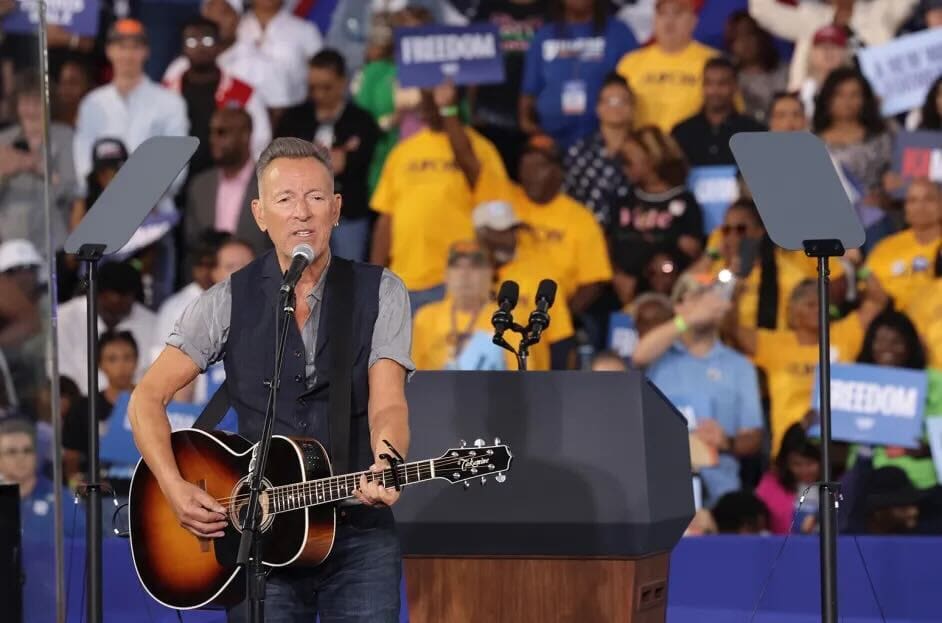 Bruce Springsteen al comizio di Kamala Harris: «Trump corre per diventare un tiranno»