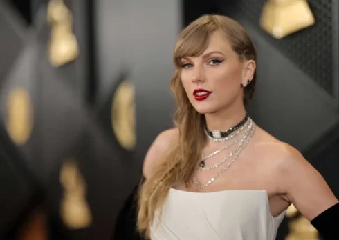 Un uomo ha comprato una chitarra firmata da Taylor Swift e l’ha distrutta