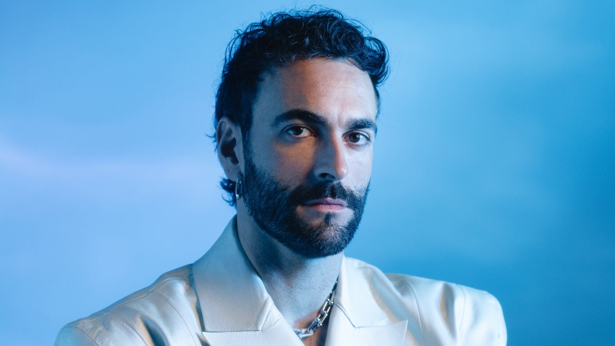 Marco Mengoni torna con “Mandare tutto all’aria”