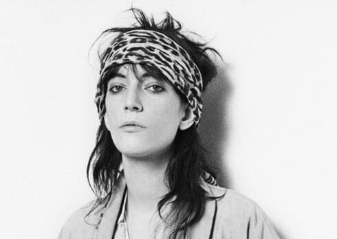 È bello ammirare ancora il fascino delle immagini di Patti Smith negli anni ’70