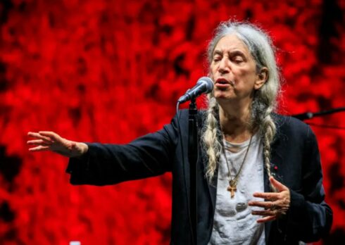 Patti Smith crolla sul palco durante un concerto a San Paolo