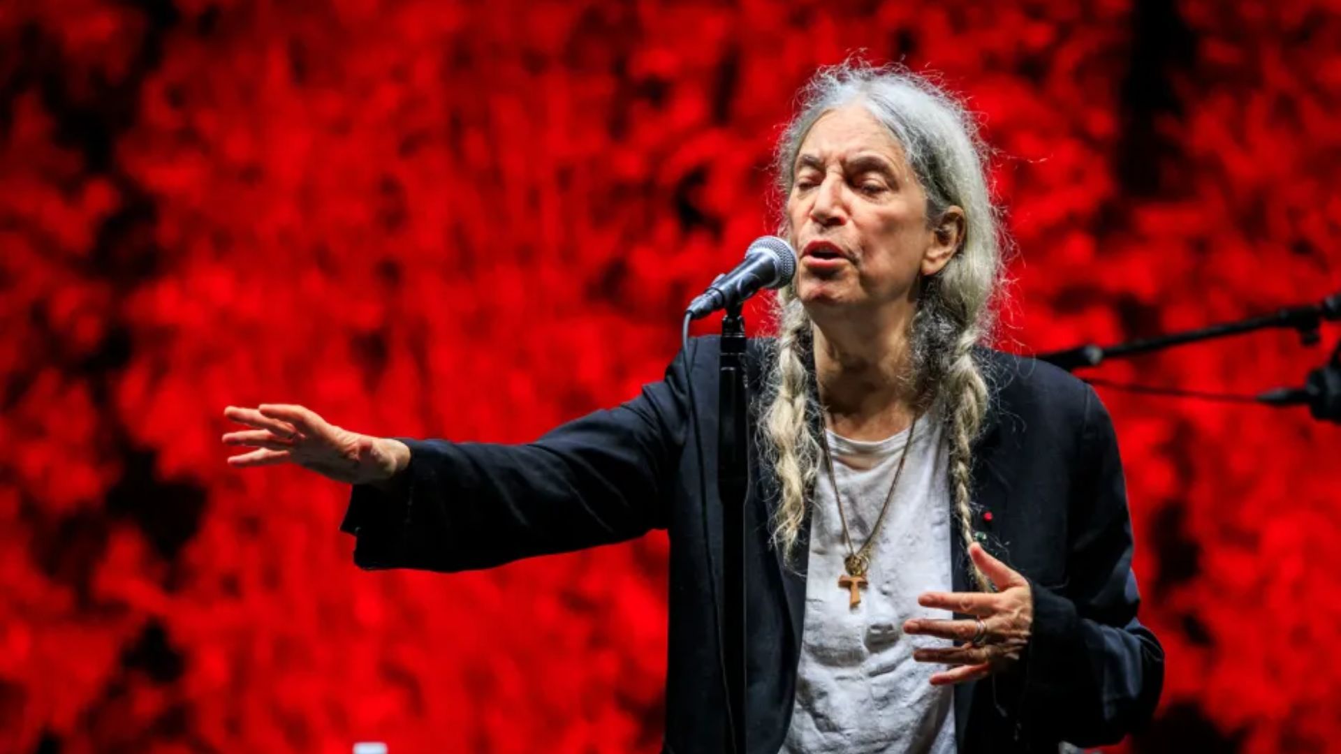 Patti Smith crolla sul palco durante un concerto a San Paolo