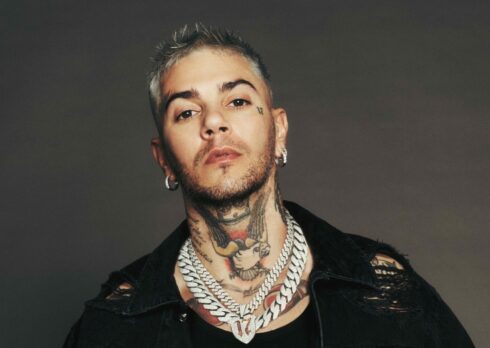 Emis Killa svela di essere stato truffato, ma i social si scagliano contro di lui