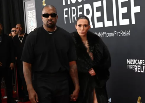 Ye e Bianca Censori fanno scalpore sul red carpet dei Grammy 2025