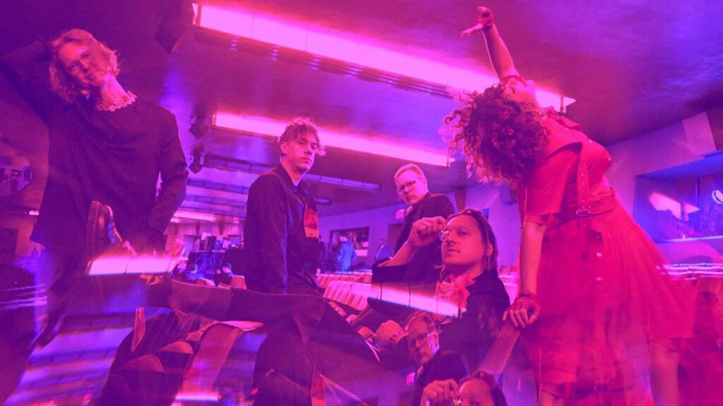 Gli Arcade Fire affrontano l’elefante (rosa) nella stanza