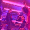 Gli Arcade Fire affrontano l’elefante (rosa) nella stanza