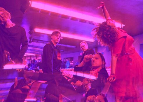 Gli Arcade Fire affrontano l’elefante (rosa) nella stanza