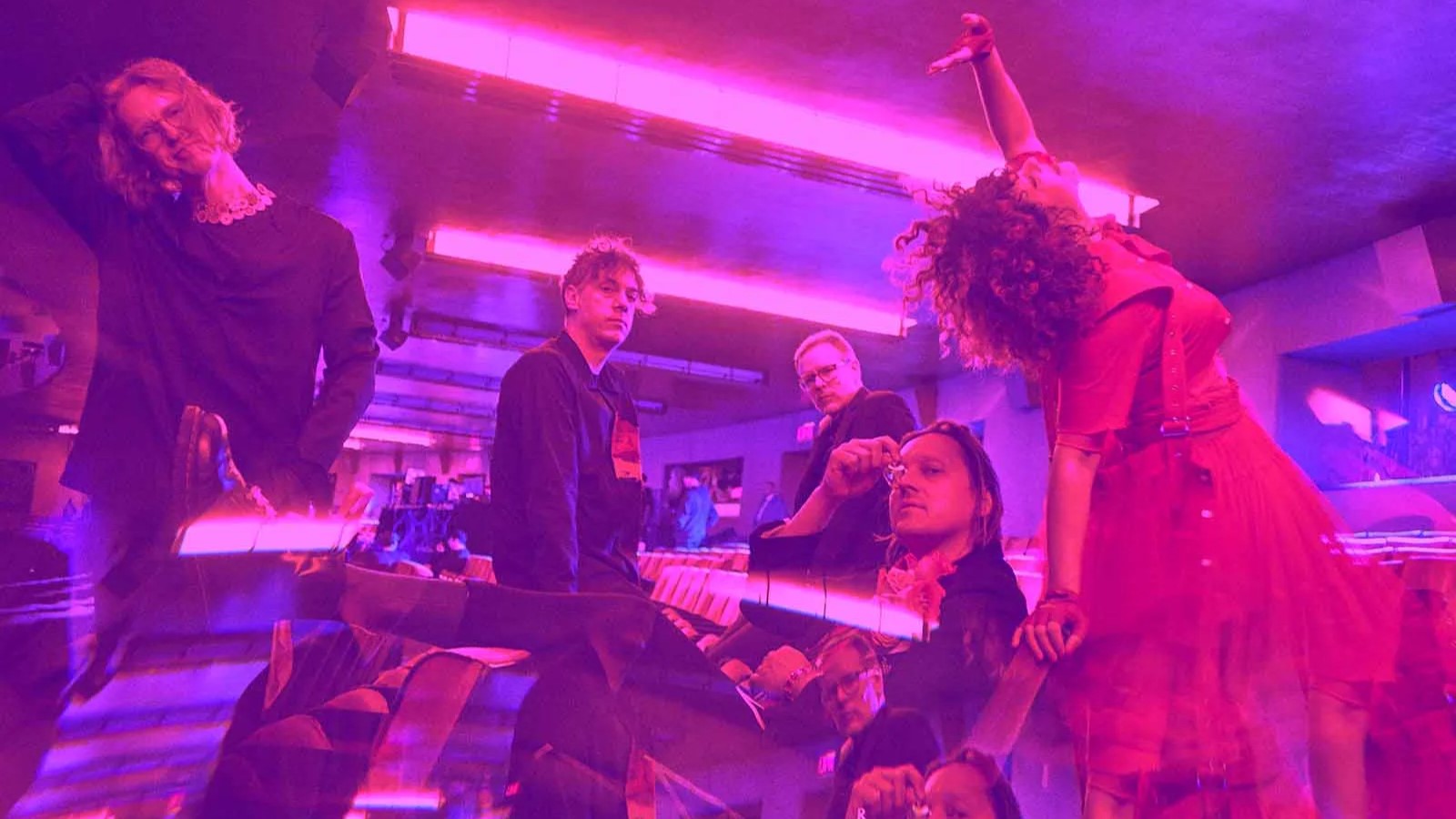 Gli Arcade Fire affrontano l’elefante (rosa) nella stanza