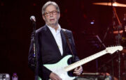 Eric Clapton a Milano con una superband e una Stratocaster con la bandiera palestinese