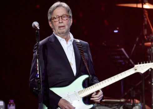 Eric Clapton a Milano con una superband e una Stratocaster con la bandiera palestinese