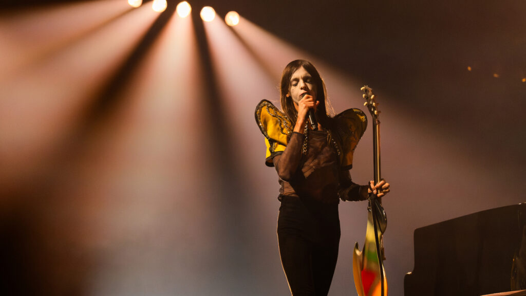 Lucio Corsi verso la finale dell’Eurovision: «La musica mi ha salvato dalla noia della provincia»
