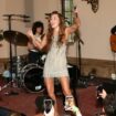 Miley Cyrus ha sorpreso i suoi fan con un’esibizione esclusiva allo Chateau Marmont
