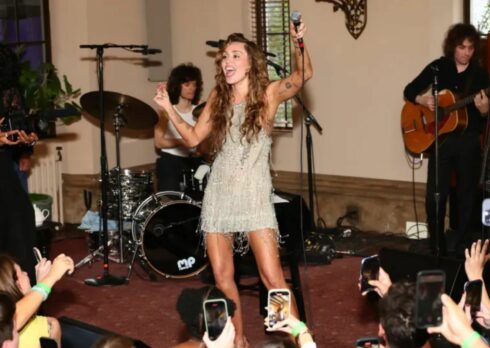 Miley Cyrus ha sorpreso i suoi fan con un’esibizione esclusiva allo Chateau Marmont