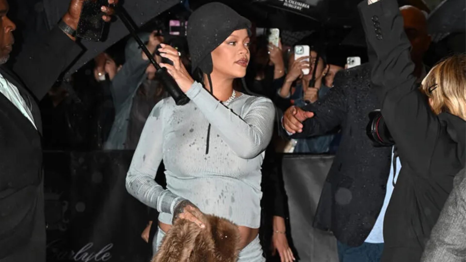 Rihanna è incinta del terzo figlio, rivelato al Met Gala 2025