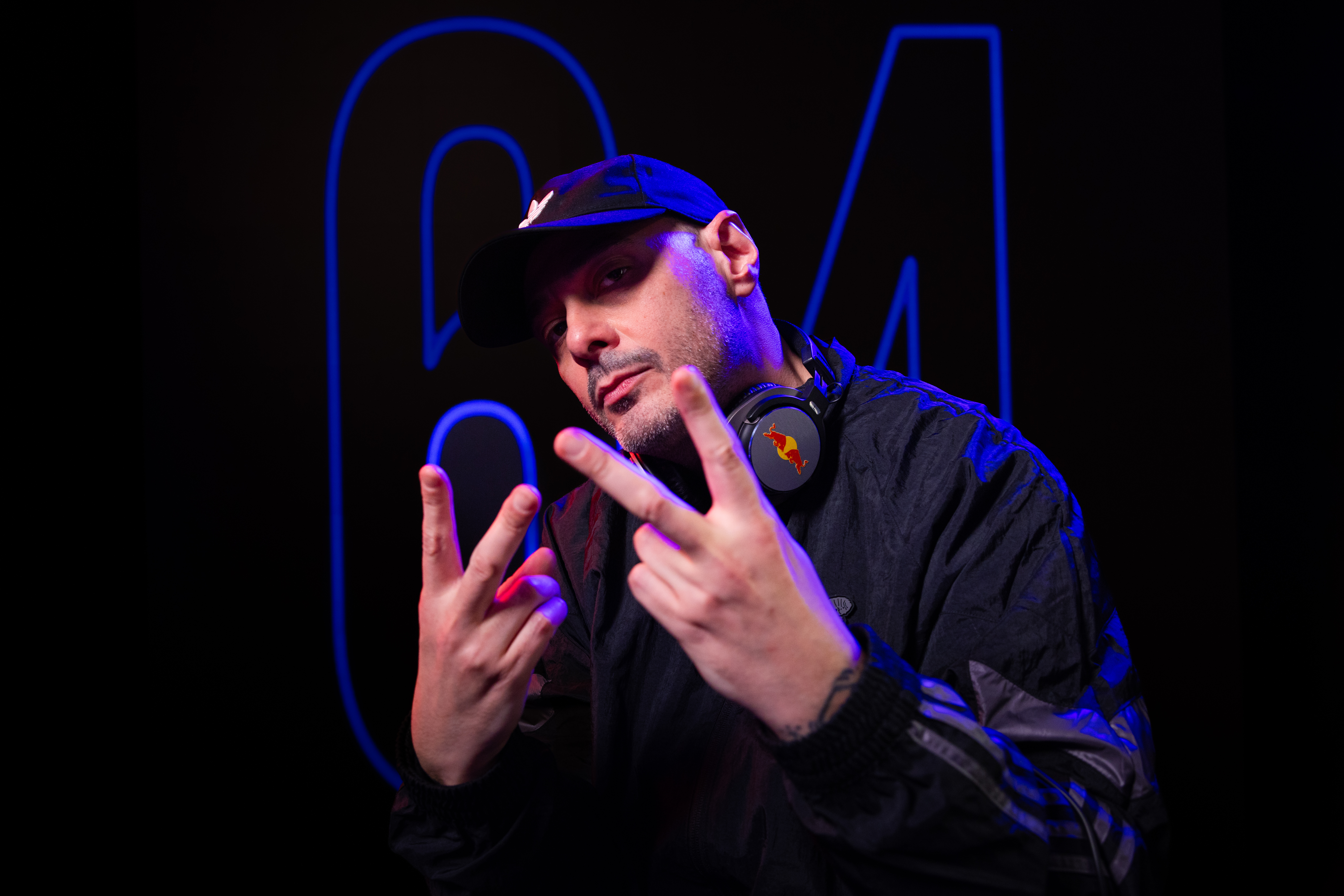 Fabri Fibra racconta il suo Red Bull 64 Bars: «Anche nei miei testi violenti c’era l’ironia che metteva tutto in discussione»