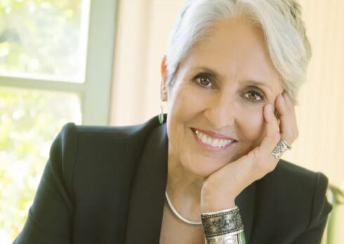 Joan Baez: «Nessuno poteva immaginare potessimo vivere tempi così terribili in America»