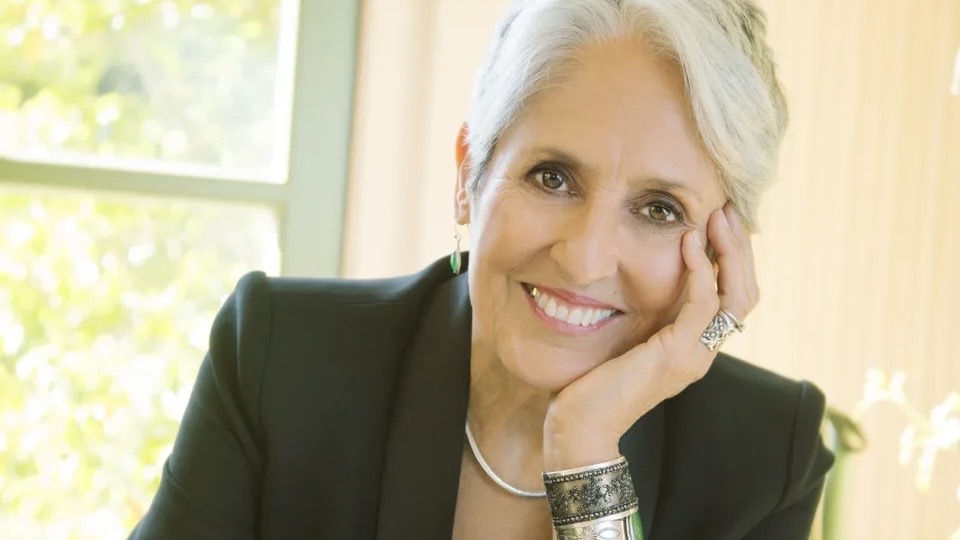 Joan Baez: «Nessuno poteva immaginare potessimo vivere tempi così terribili in America»