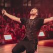 Cesare Cremonini spegne le luci della città e illumina San Siro
