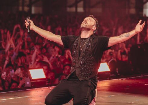 Cesare Cremonini spegne le luci della città e illumina San Siro