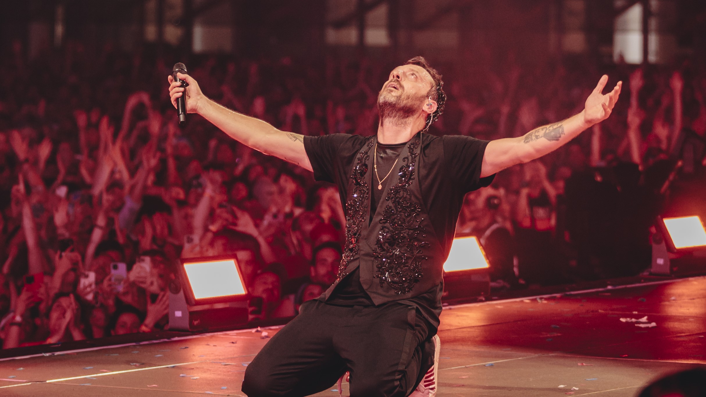 Cesare Cremonini spegne le luci della città e illumina San Siro