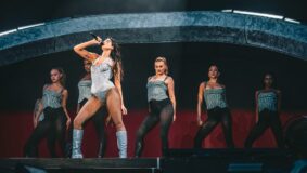 Coreografie, balli a non finire e ottimismo radicale: Dua Lipa è l’highlander del pop