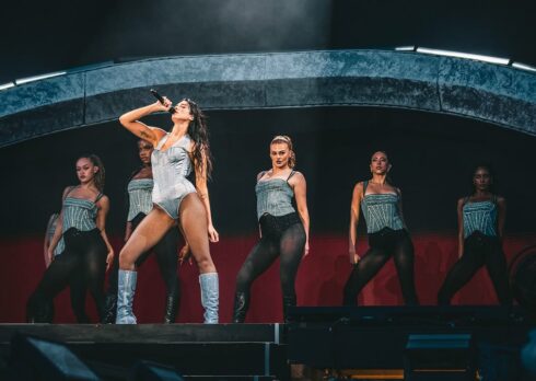 Coreografie, balli a non finire e ottimismo radicale: Dua Lipa è l’highlander del pop