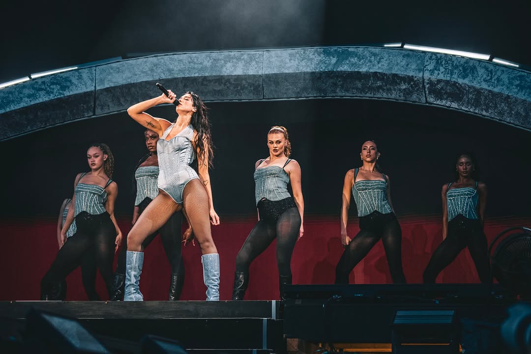 Coreografie, balli a non finire e ottimismo radicale: Dua Lipa è l’highlander del pop