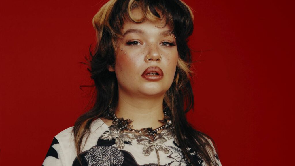 Lola Young annuncia il nuovo album “I’m Only F**king Myself”