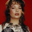 Lola Young annuncia il nuovo album “I’m Only F**king Myself”