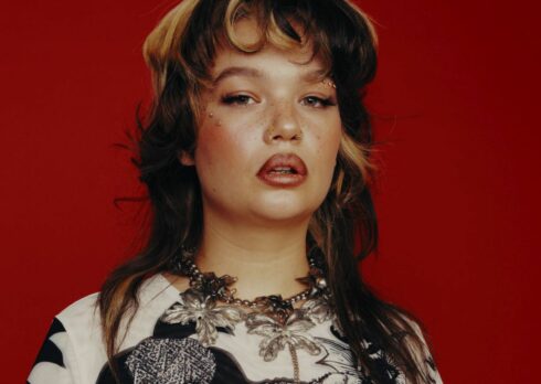 Lola Young annuncia il nuovo album “I’m Only F**king Myself”