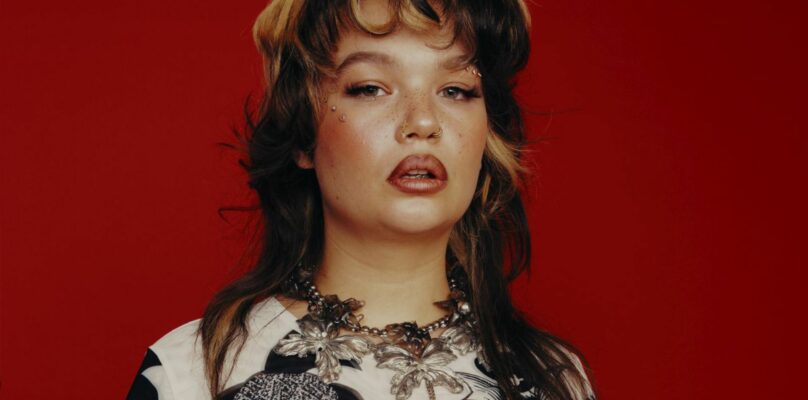 Lola Young annuncia il nuovo album “I’m Only F**king Myself”
