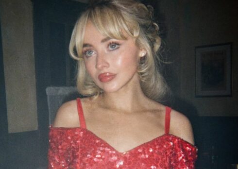 Sabrina Carpenter svela la copertina alternativa di “Man’s Best Friend”