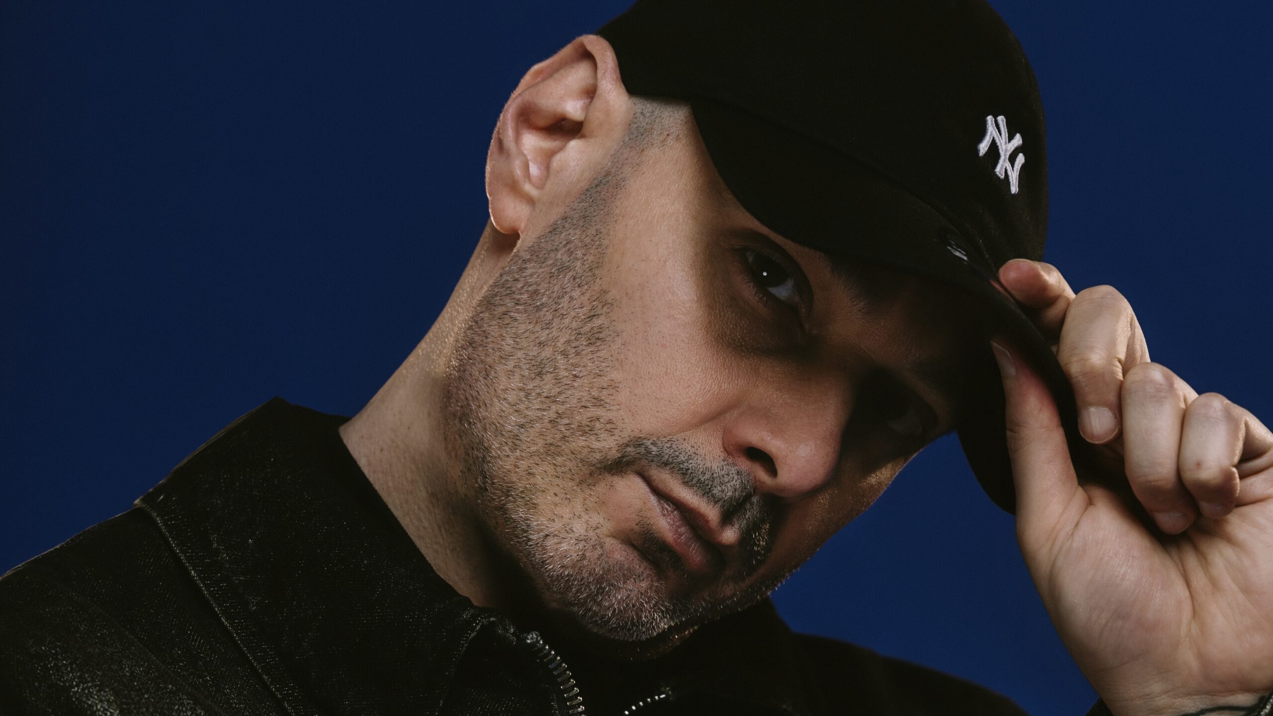 Mentre Los Angeles bruciava, Fabri Fibra ha guardato negli abissi, i suoi: l’intervista