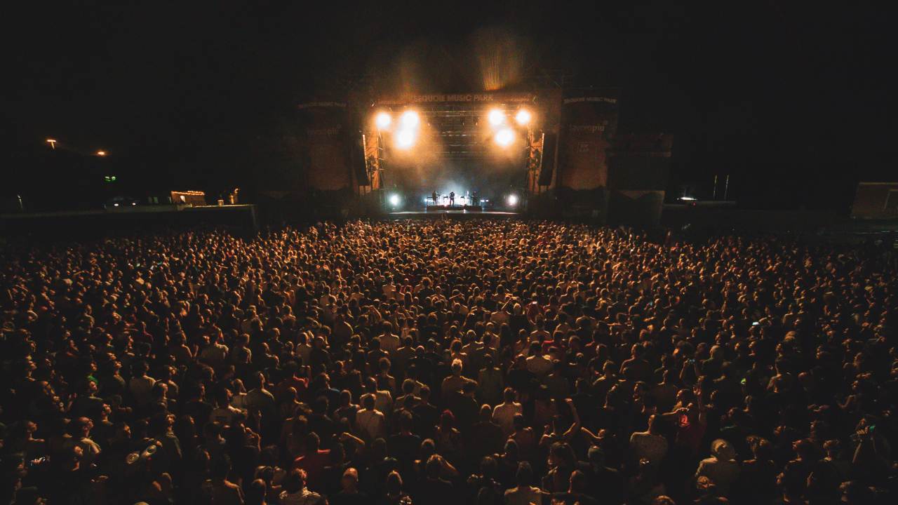 Sequoie Music Park 2025, si parte domani con i Fontaines D.C.: il programma