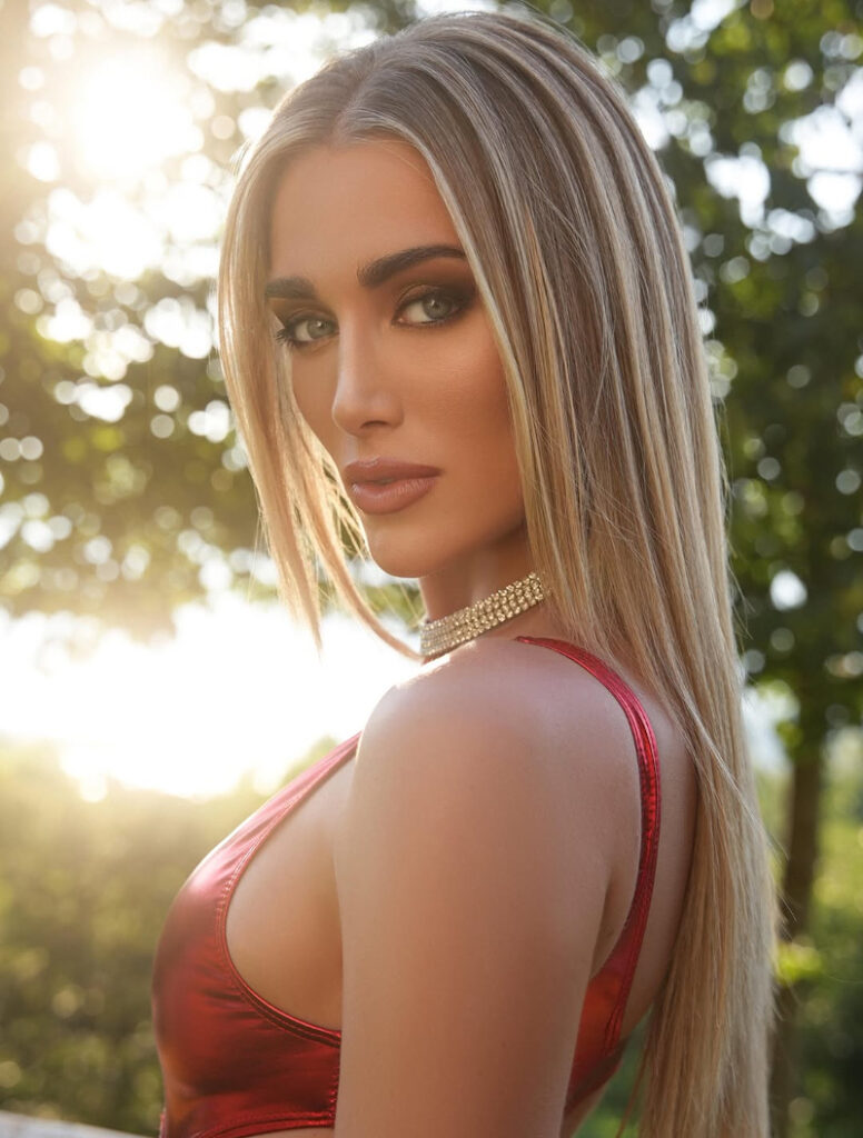 Emily De Nando - King - 2