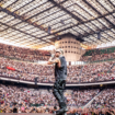 San Siro è casa: Lazza ha condiviso il suo primo stadio in famiglia