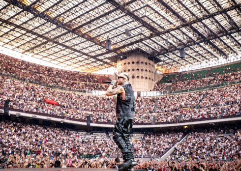 San Siro è casa: Lazza ha condiviso il suo primo stadio in famiglia