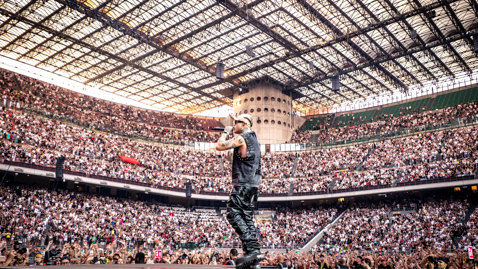 San Siro è casa: Lazza ha condiviso il suo primo stadio in famiglia