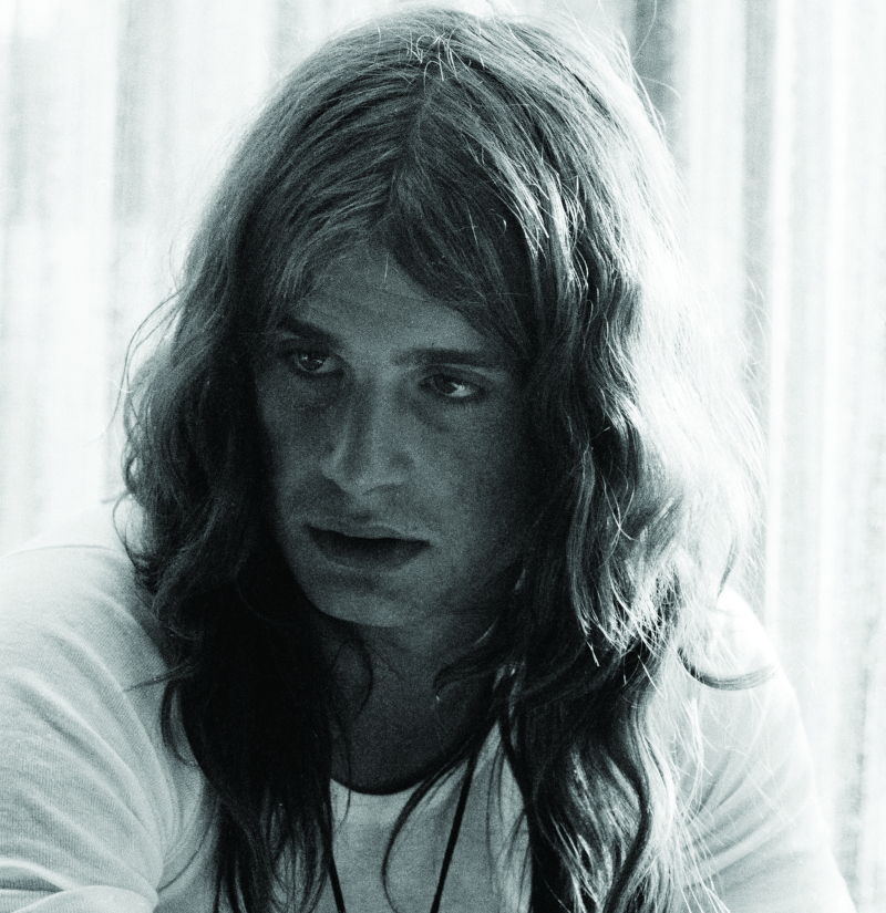 biografia Ozzy Osbourne - Oz con in evidenza il famoso crocifisso regalatogli dal padre