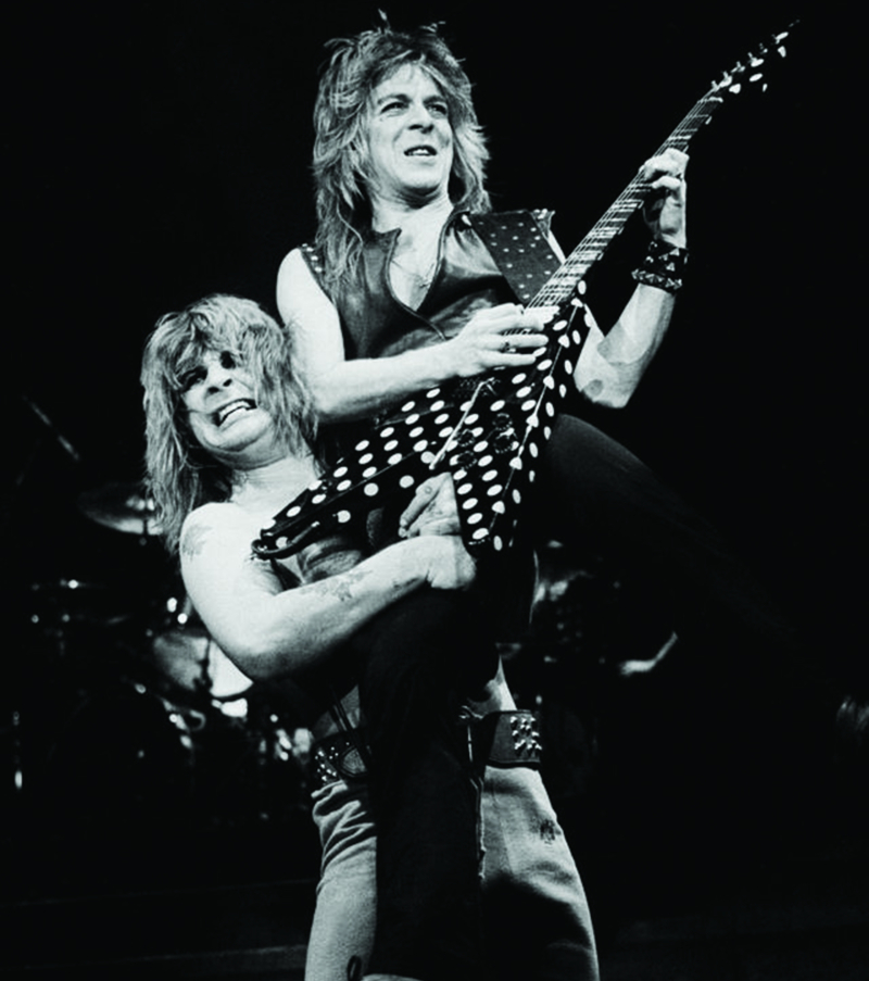 biografia Ozzy Osbourne - Ozzy e Randy Rhoads sul palco a Chicago (1982, foto di Paul Natkin)